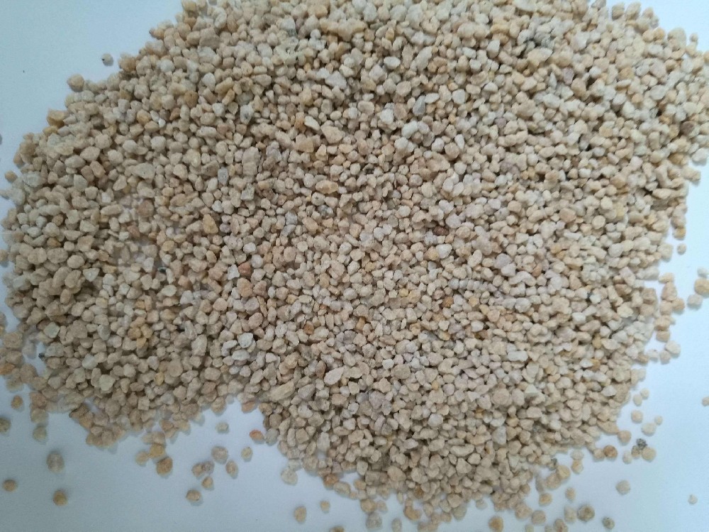 石英砂滤料在人造草坪铺填中举足轻重